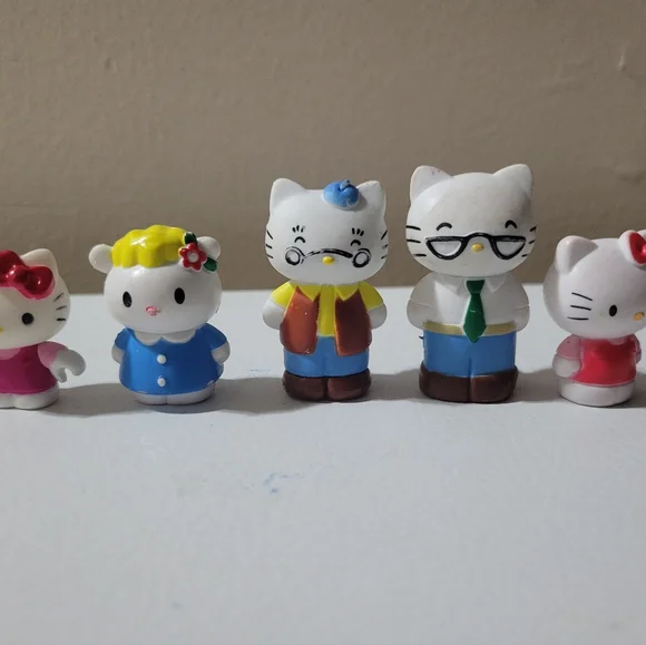Hello Kitty Mini Figures - Picture 2 of 4